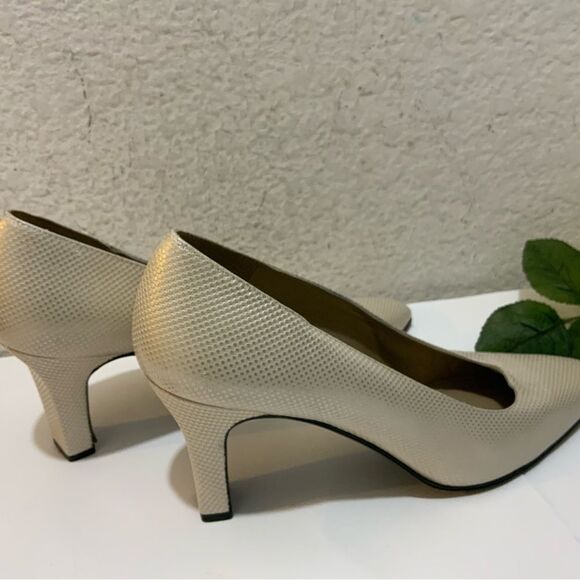 Stuart Weitzman Classic Neutral Pump Heel Fashion Work Shoe 8 - Picture 5 of 10